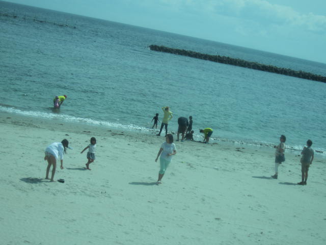 海辺で遊ぶ・１.JPG